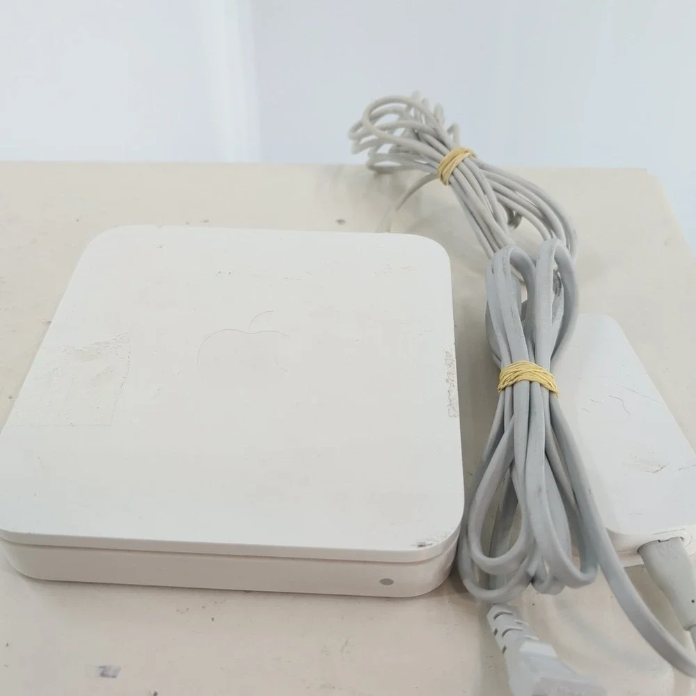 Apple #A1408 AirPort Extreme Base Station 5th Generation‎ Wireless Router White